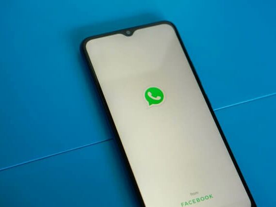 WhatsApp Logo auf einem Smartphone